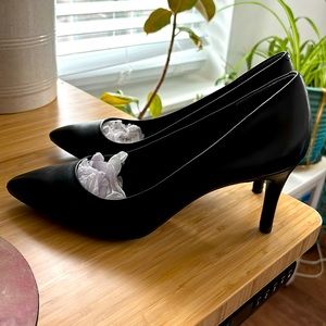 Like NEW Rockport black pumps size 8